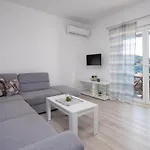 Stari Ribar Apartment Loviste
